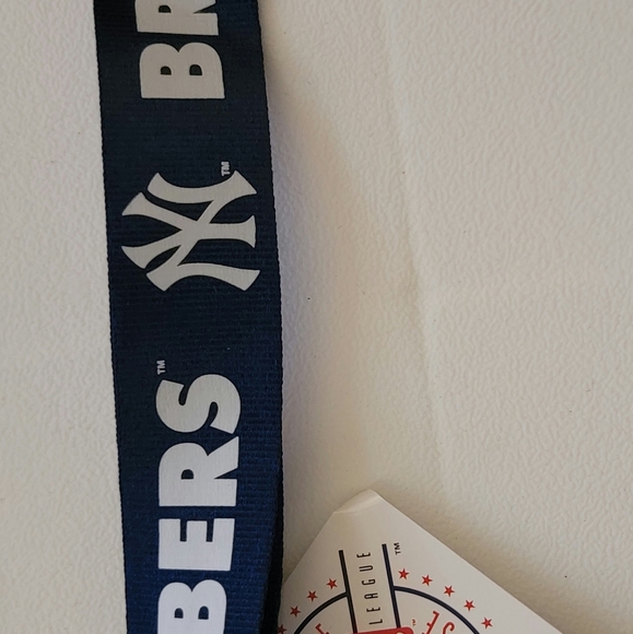 YANKEES BRONX BOBMER WRIST STRAP KEY CHAIN - Picture 3 of 5